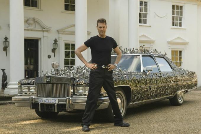 uri geller у дома berkshire англия 2008 uri със своя изработен по поръчка cadillac от 1976 г., инкрустиран с над 5000 парчета изкривени и огънати лъжици и прибори за хранене