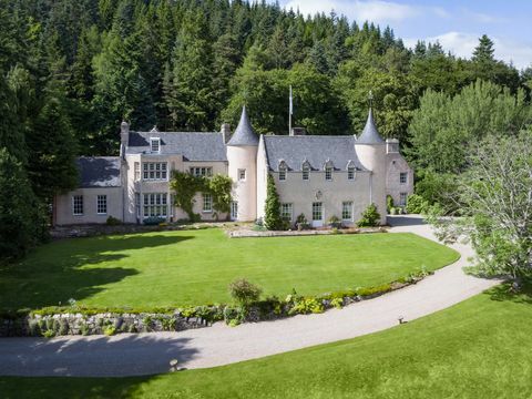 Замъкът е разположен в националния парк Cairngorns, Шотландия