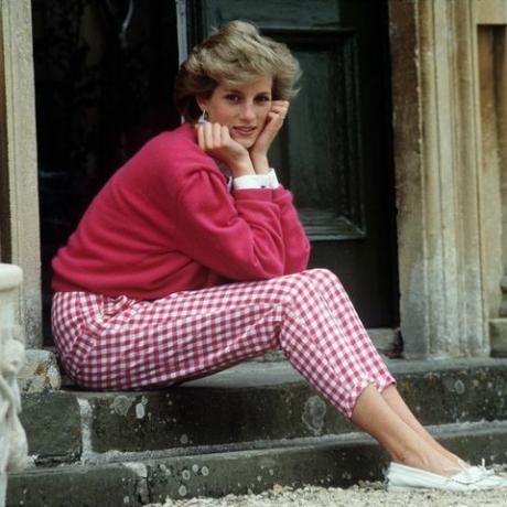 Даяна, принцеса на Уелс 1961 1997, седнала на стъпало в дома си, Хайгроув Хаус, в Доутън, Глостършър, 18 юли 1986 г. снимка от Тим ​​Греъм библиотека със снимки чрез Getty Images