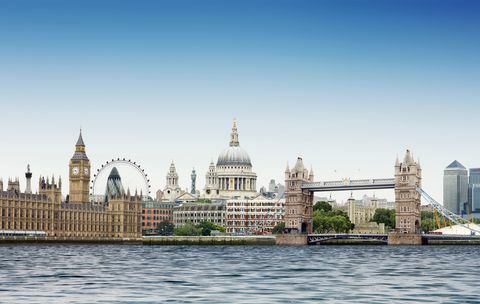 Лондон монтаж срещу просто синьо небе с река Темза на преден план
