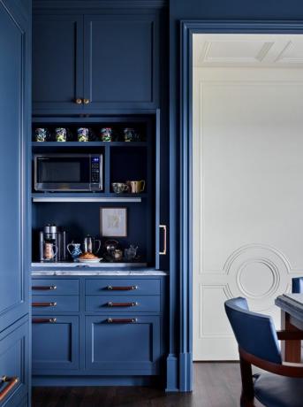 домашен кафе-бар в синьо боядисан кухненски шкаф