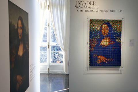 "Rubik Mona Lisa" от Invader Street Art Inveder се показва в аукционната къща Artcurial в Париж