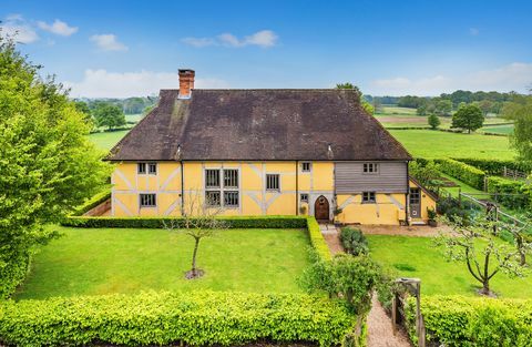 Живописна къщичка от класа II, Froggats Cottage, в Съри, която участва в неотдавнашен епизод на „Бягството в страната“ на Би Би Си, сега е на пазара за 1,6 милиона лири. 
