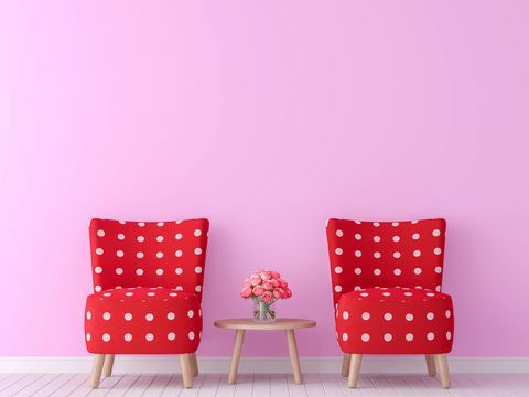 Розови стени и червени столове
