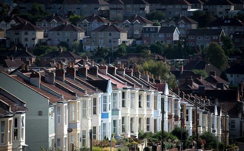Изглед на жилища на 8 октомври 2014 г. в Бристол, Англия. На първата годишнина от въвеждането на втората фаза на схемата „Помощ за закупуване“, която предоставя частична гаранция на правителството за висока заемна стойност ипотеки, ново проучване на Центъра за икономика и бизнес изследвания (CEBR) твърди, че цените на жилищата през 2015 г. са определени за първия им спад от 2011