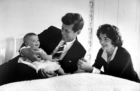 Джон Ф. И Жаклин Кенеди с бебето Каролин Кенеди