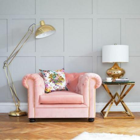 Sweetpea & Willow - Розовата дивана от колекцията от розови беркли, розови дивани и метални златни лампи