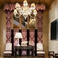 фоайе с кът за сядане и маса за конзоли и лилави и розови завеси по стените