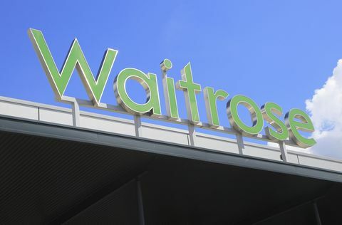 Знак за супермаркет Green Waitrose срещу синьо небе, Ипсуич, Съфолк, Англия