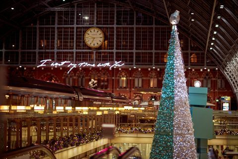 Tiffany & Co. и Coty партньор с международна гара St Pancras, за да разкрият първия си ароматизиран коледно дърво и магазин за аромати