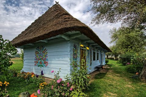 Рисувана къщичка в Залипие, село, известно с боядисаните вили