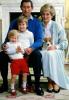 Принцеса Шарлът носи обувки на принц Хари на кралско турне