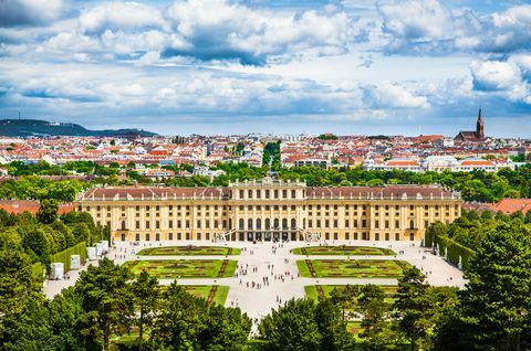 Прекрасна гледка към известния дворец Шонбрун с градина Great Parterre във Виена, Австрия