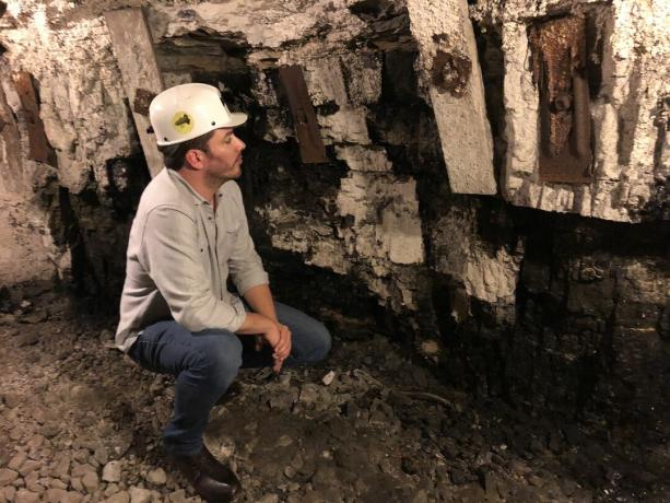 режисьорът на power trip Джонатан Скот инспектира стената на бивша въглищна мина в Линч, Кентъки