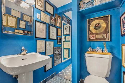 синята баня на Susan Sarandon, където тя показва своите награди