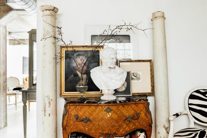 антична конзолна маса с рамкирано изкуство и фигури върху нея