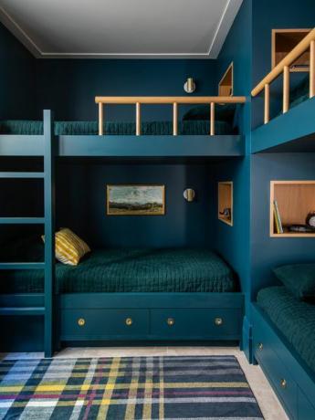 двуетажна стая със зелено и синьо спално бельо