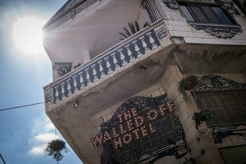 Британският художник Банкс отваря заграден хотел във Витлеем