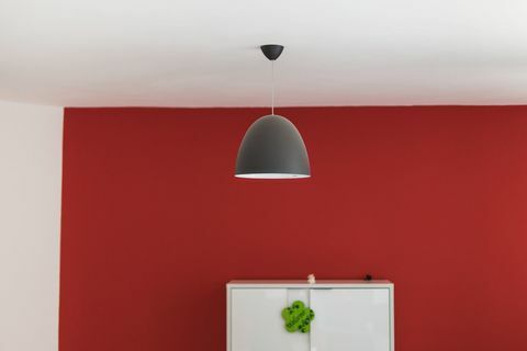 Висяща лампа на тавана на дома