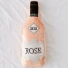 Тази гигантска възглавница за бутилка Розе гарантира, че никога няма да спите самостоятелно