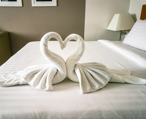 изстрел от кърпи за хотелски стаи във форми на лебед