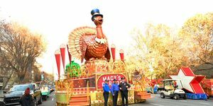 Ню Йорк, Ню Йорк 23 ноември Том Турция от macys float се вижда по време на 96-ия парад на Деня на благодарността на Macys надуване на балон на 23 ноември 2022 г. в град Ню Йорк снимка от Юджийн Гологурски Гети изображения за Macys, вкл