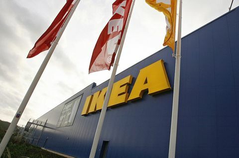 Флаговете летят в нов магазин на Ikea в Белфаст