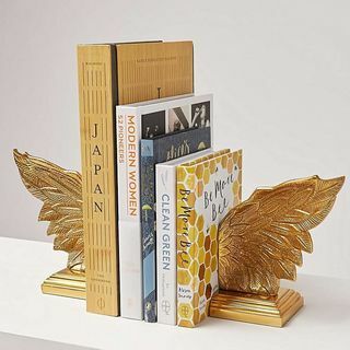 Завършва златна книга с метални крила