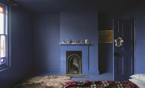 Малки пространства Farrow & Ball - Pitch Blue на всички стени, таван и под