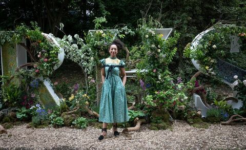 градинарка и флорална дизайнерка Хейзел Гардинър позира с емблематичните букви rhs, които тя е проектирала