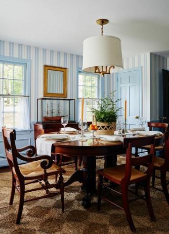 трапезария, дървена маса за хранене, дървени столове за хранене, тапети в синьо и бяло райета