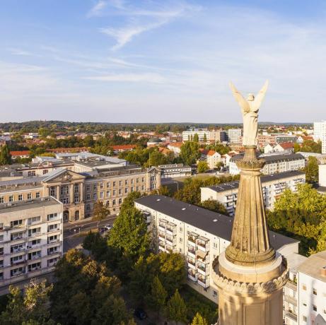 Германия, Потсдам, изглед към града с ангелска фигурка на църквата Свети Никола на преден план