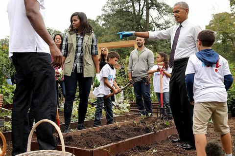 Първата дама на САЩ Мишел Обама и президентът Барак Обама са домакини на събитие за събиране на кухненската градина на Белия дом на южната поляна на Белия дом на 6 октомври 2016 г. във Вашингтон, окръг Колумбия