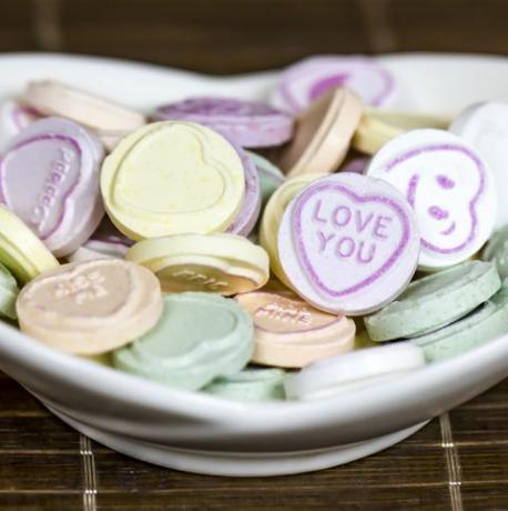 Многоцветни бонбони във формата на сърце с текст