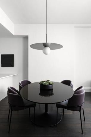 трапезария, черна маса за хранене с тъмно лилави кожени столове
