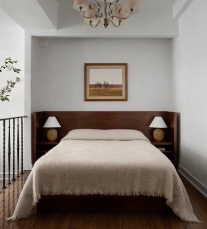 спалня, светлокафяв килим, дървена табла, бяла абажура